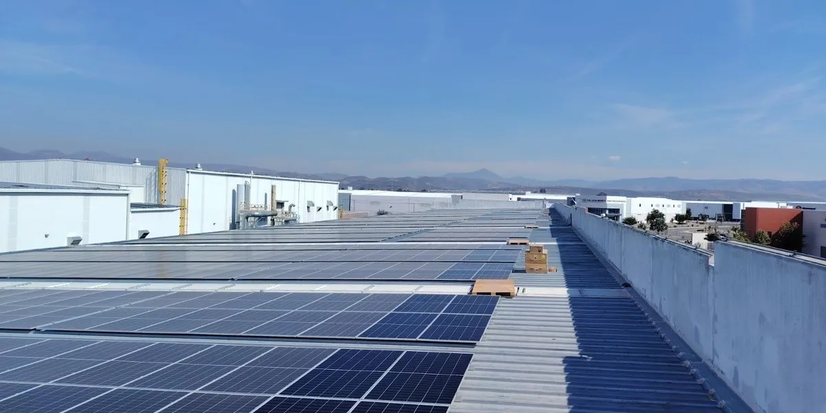 Paneles solares sobre el techo de una nave industrial en Puerto Interior, Silao.